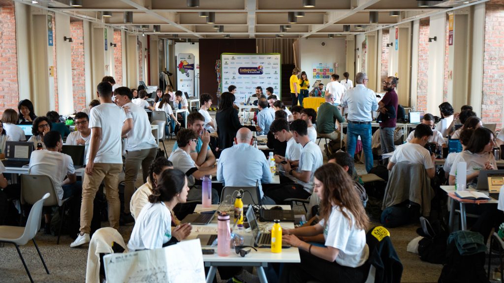 Studenti IFTS di Galdus durante l’EcoHackathon 2026 a Cascina Triulza MIND Milano mentre sviluppano progetti sulla sostenibilità