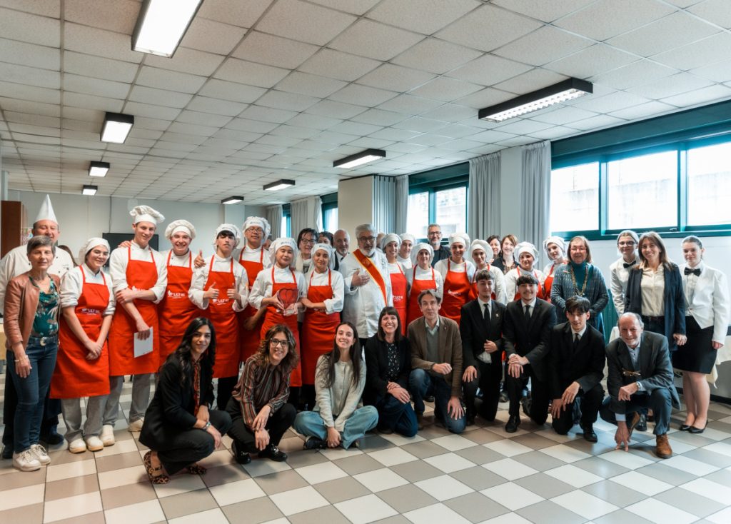 Studenti Galdus della classe 3ª Food e Hospitality durante la gara culinaria Cibo e Salute LILT a Milano con piatto creativo a base di broccoli