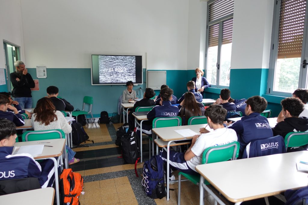 Le Dott.sse Francesca Manca e Maria Rosa Busacca incontrano gli studenti delle classi Sport di Galdus durante il progetto “Regoliamoci” presso la sede di Piazzetta a Milano.
