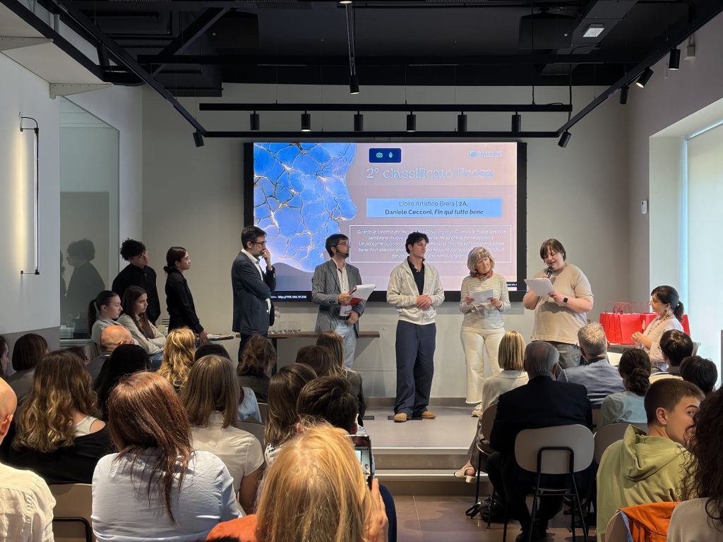 Premiazione del XX Premio Galdus 2026 con studenti vincitori e opere artistiche